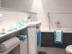 5 porte-serviettes sur pied bien conçus pour optimiser l'espace de rangement dans votre salle de bains