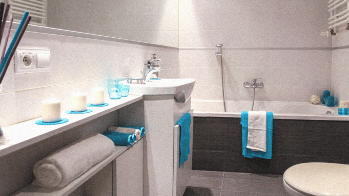 5 porte-serviettes sur pied bien conçus pour optimiser l'espace de rangement dans votre salle de bains